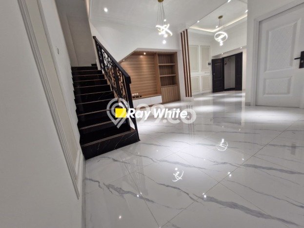 Rumah Elit Modern Tanpa Renovasi di Joglo Jakarta Barat Rumah Elit Modern Tanpa Renovasi di Joglo Jakarta Barat