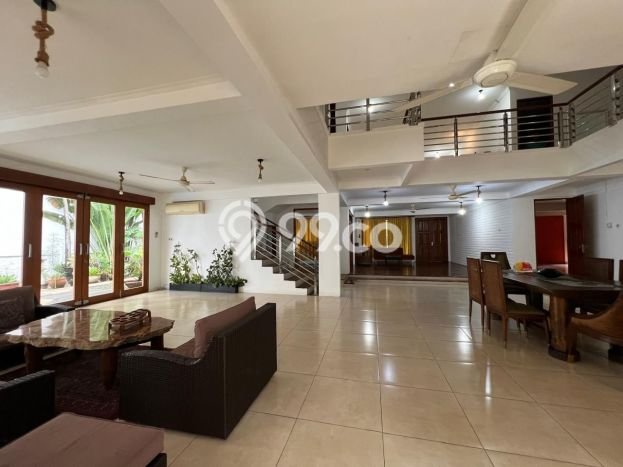 Rumah Nyaman 5 Kamar Lokasi Sejuk di Kemang, Jakarta Selatan Rumah Nyaman 5 Kamar Lokasi Sejuk di Kemang, Jakarta Selatan