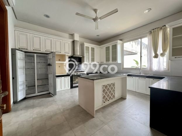 Rumah di Cilandak, Dekat Fasilitas, 5 KT, Luas 800m2m² LB 1000m2m² Rumah di Cilandak, Dekat Fasilitas, 5 KT, Luas 800m2m² LB 1000m2m²