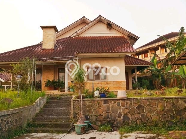 Vila Terawat di Cisarua, Area 1200m2m², Lingkungan Tenang dan nyaman Vila Terawat di Cisarua, Area 1200m2m², Lingkungan Tenang dan nyaman