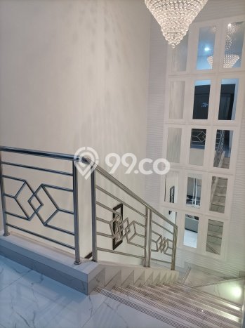 Dijual Rumah Mewah Elegan Dengan View Eksklusif di Taman Meruya, Jakarta Barat Dijual Rumah Mewah Elegan Dengan View Eksklusif di Taman Meruya, Jakarta Barat