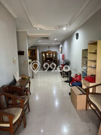 Siap Huni Rumah Mewah 3 Kamar di Kebon Jeruk Dekat ke Mana Pun Siap Huni Rumah Mewah 3 Kamar di Kebon Jeruk Dekat ke Mana Pun
