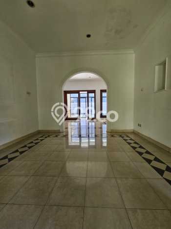 Rumah Elit Modern Tanpa Renovasi di Pondok Indah Jakarta Selatan Rumah Elit Modern Tanpa Renovasi di Pondok Indah Jakarta Selatan