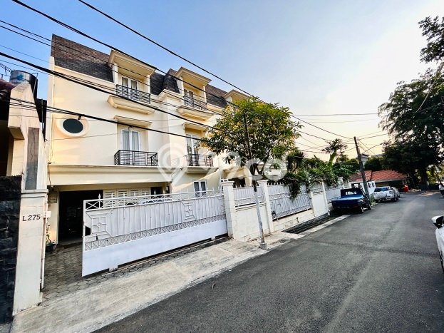 Rumah Modern 6 Kamar Terawat di Tebet, Dekat Pusat Perbelanjaan, Jakarta Selatan Rumah Modern 6 Kamar Terawat di Tebet, Dekat Pusat Perbelanjaan, Jakarta Selatan