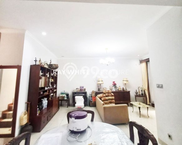 Rumah Minimalis LT 171m² Terawat di Pejompongan, Dekat Pusat Perbelanjaan, Jakarta Pusat Rumah Minimalis LT 171m² Terawat di Pejompongan, Dekat Pusat Perbelanjaan, Jakarta Pusat