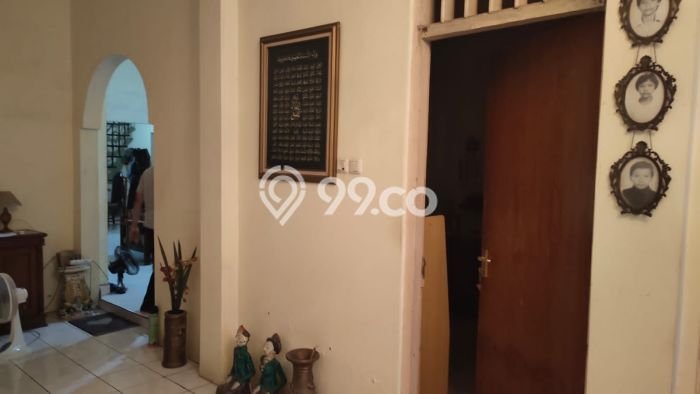 Dijual Rumah Lama di Jl. Flamboyan SHM Butuh Renovasi Dijual Rumah Lama di Jl. Flamboyan SHM Butuh Renovasi