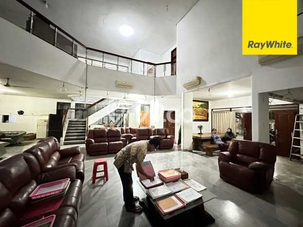 Rumah Eksklusif Siap Huni LT 450m2 di Kebon Jeruk, Jakarta Barat Rumah Eksklusif Siap Huni LT 450m2 di Kebon Jeruk, Jakarta Barat