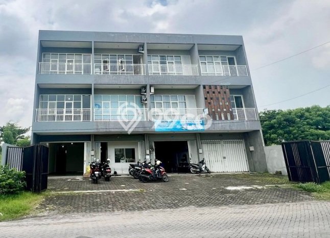 Area Ramai! Ruko Dijual di Wiyung untuk Bisnis Luas Bangunan 250m2 Area Ramai! Ruko Dijual di Wiyung untuk Bisnis Luas Bangunan 250m2