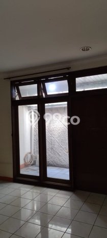 Rumah Elit Modern Tanpa Renovasi di Pondok Indah Jakarta Selatan Rumah Elit Modern Tanpa Renovasi di Pondok Indah Jakarta Selatan