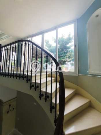 Siap Huni Hunian Elit 5 Kamar di Kebayoran Baru Dekat ke Mana Pun Siap Huni Hunian Elit 5 Kamar di Kebayoran Baru Dekat ke Mana Pun