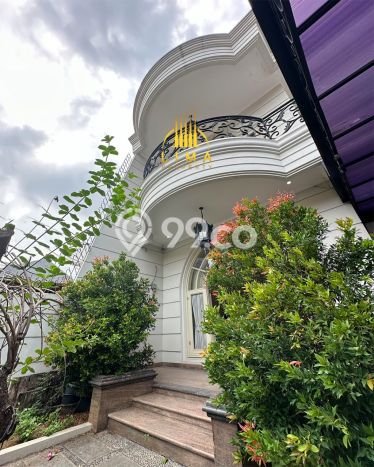 Ready to Use! Luxury House LT 272m2 Desain Elegan di Senayan Ready to Use! Luxury House LT 272m2 Desain Elegan di Senayan