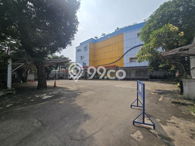 Unit Komersial Paling Strategis di Tebet Jakarta Selatan dengan LB 2000m2 Unit Komersial Paling Strategis di Tebet Jakarta Selatan dengan LB 2000m2