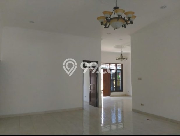 LOKASI STRATEGIS! Rumah di Kebayoran Baru, Dekat Tol, 4 KT, LT 360m² Bangunan 320m² LOKASI STRATEGIS! Rumah di Kebayoran Baru, Dekat Tol, 4 KT, LT 360m² Bangunan 320m²