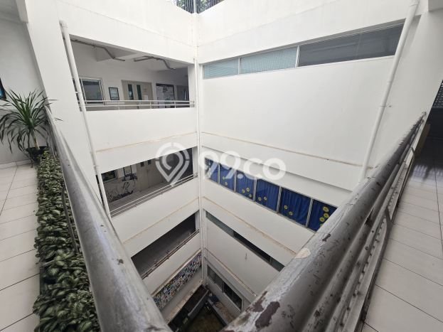 Unit Komersial Paling Strategis di Tebet Jakarta Selatan dengan LB 2000m2 Unit Komersial Paling Strategis di Tebet Jakarta Selatan dengan LB 2000m2