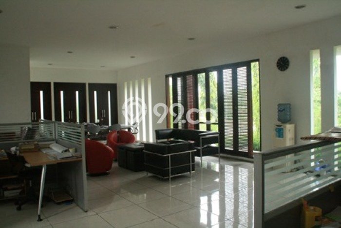 LOKASI PREMIUM! Ruko Kawasan Niaga di , Luas 322m2m², Siap Operasional LOKASI PREMIUM! Ruko Kawasan Niaga di , Luas 322m2m², Siap Operasional