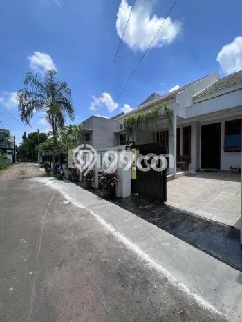 Jual Rumah Bagus Siap Huni LB 118m2 di Ciputat, Tangerang Selatan Jual Rumah Bagus Siap Huni LB 118m2 di Ciputat, Tangerang Selatan
