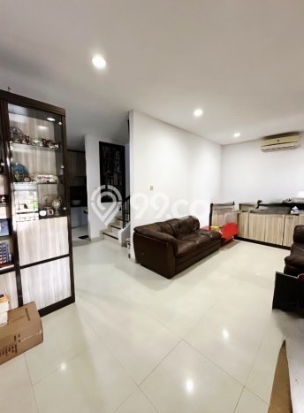 Rumah Elit LB 260m2 Siap Huni Desain Elegan di Puri Indah, Jakarta Barat Rumah Elit LB 260m2 Siap Huni Desain Elegan di Puri Indah, Jakarta Barat
