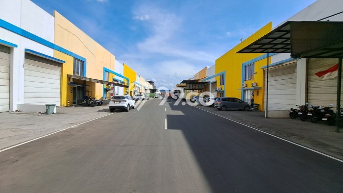 Area Ramai! Gudang Dijual di Cakung untuk Bisnis Luas Bangunan 337m2 Area Ramai! Gudang Dijual di Cakung untuk Bisnis Luas Bangunan 337m2