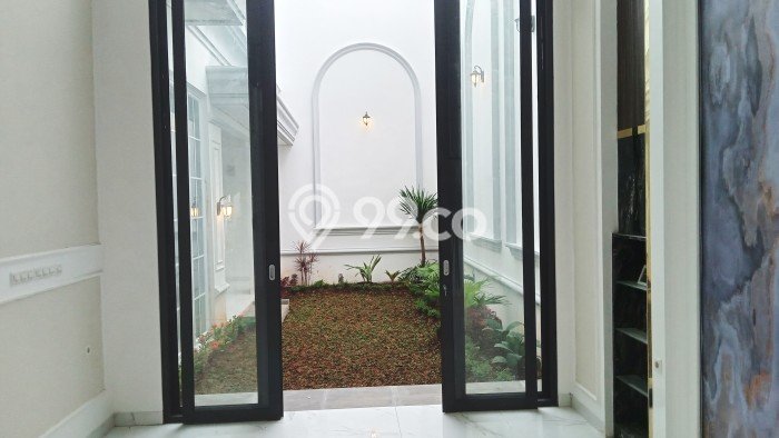 Jual Rumah Mewah Elegan Dengan View Eksklusif di Joglo, Jakarta Barat Jual Rumah Mewah Elegan Dengan View Eksklusif di Joglo, Jakarta Barat