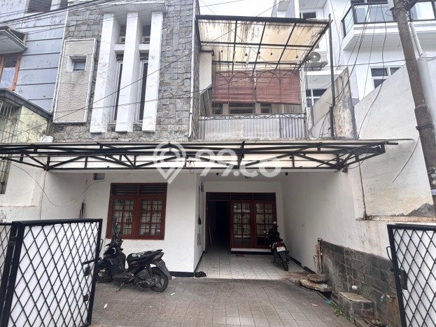 Rumah 4 Kamar Tidur Lokasi Premium di Tebet, Dekat Pusat Kota, Jakarta Selatan Rumah 4 Kamar Tidur Lokasi Premium di Tebet, Dekat Pusat Kota, Jakarta Selatan