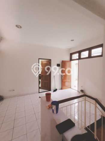 Rumah Asri area Tebet, 3 KM, Area Strategis, Luas 135m² LB 180m² Rumah Asri area Tebet, 3 KM, Area Strategis, Luas 135m² LB 180m²