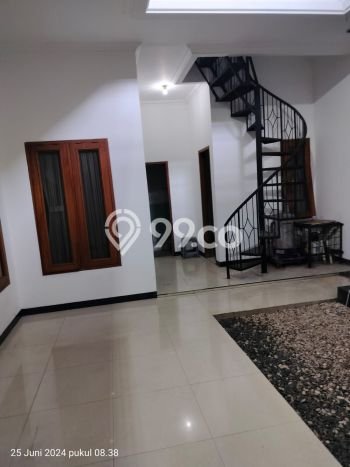 Siap Huni Rumah Mewah 5 Kamar di Ciracas Dekat ke Mana Saja Siap Huni Rumah Mewah 5 Kamar di Ciracas Dekat ke Mana Saja