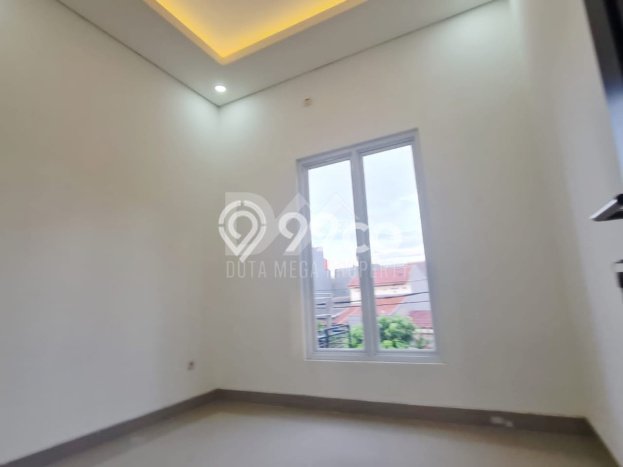 Rumah Luas Asri 3 KT Siap Pakai di Graha Raya Tangerang Rumah Luas Asri 3 KT Siap Pakai di Graha Raya Tangerang
