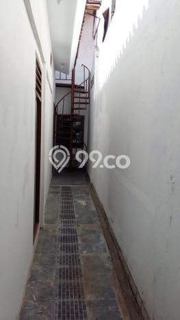 Rumah Strategis dengan 4 Kamar Tidur dan 2 Kamar Mandi di Kawasan Rawamangun, Jakarta Timur Rumah Strategis dengan 4 Kamar Tidur dan 2 Kamar Mandi di Kawasan Rawamangun, Jakarta Timur