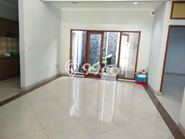 Lokasi strategis! Rumah siap pakai dikontrakkan di Cinere LB 300m2 Lokasi strategis! Rumah siap pakai dikontrakkan di Cinere LB 300m2