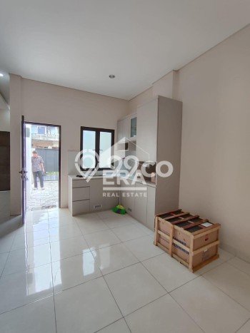 Rumah Elit Modern Tanpa Renovasi di Kayu Putih Jakarta Timur Rumah Elit Modern Tanpa Renovasi di Kayu Putih Jakarta Timur