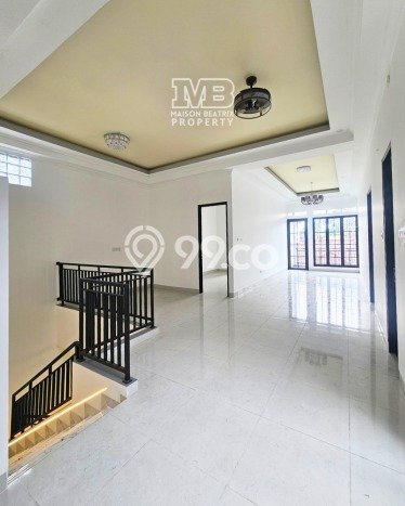 Ready to Use! Premium House LT 180m2 Desain Elegan di BSD Ready to Use! Premium House LT 180m2 Desain Elegan di BSD