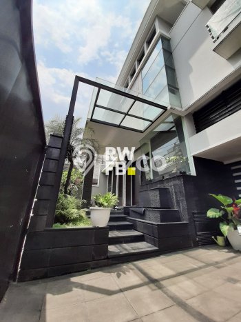 Rumah Elit LB 425m2 Siap Pakai Desain Elegan di Kemang, Jakarta Selatan Rumah Elit LB 425m2 Siap Pakai Desain Elegan di Kemang, Jakarta Selatan