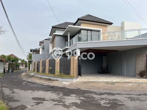 Jual Rumah Mewah Elegan Dengan View Eksklusif di Maguwoharjo, Yogyakarta Jual Rumah Mewah Elegan Dengan View Eksklusif di Maguwoharjo, Yogyakarta