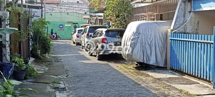 Rumah Asri di Manyar, Surabaya, Luas 209m2m² LB 233m2m² Rumah Asri di Manyar, Surabaya, Luas 209m2m² LB 233m2m²