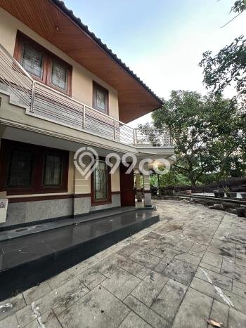 Rumah Modern LT 455m2m² Terawat di Kompleks Perumahan Babatan, Surabaya Rumah Modern LT 455m2m² Terawat di Kompleks Perumahan Babatan, Surabaya
