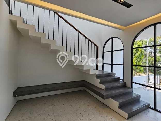 KAWASAN KOMERSIAL! Ruko Disewakan di BSD Kencana Loka, Luas 180m², Area Strategis KAWASAN KOMERSIAL! Ruko Disewakan di BSD Kencana Loka, Luas 180m², Area Strategis