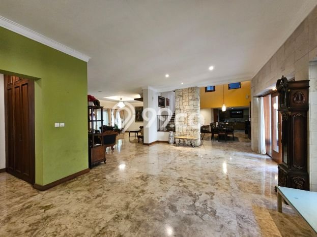 Siap Huni Rumah Mewah 6 Kamar di Kebayoran Baru Dekat ke Mana Pun Siap Huni Rumah Mewah 6 Kamar di Kebayoran Baru Dekat ke Mana Pun