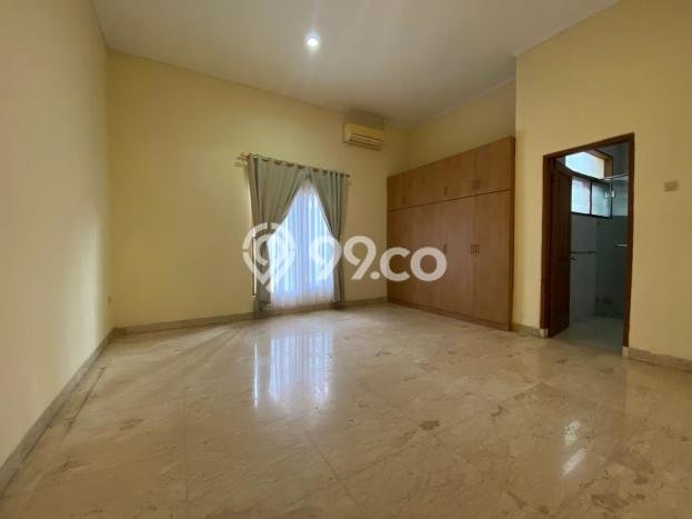Disewakan! Rumah 5 Kamar Tidur &
3 Kamar Mandi di Kemang, Jakarta Selatan Disewakan! Rumah 5 Kamar Tidur &
3 Kamar Mandi di Kemang, Jakarta Selatan