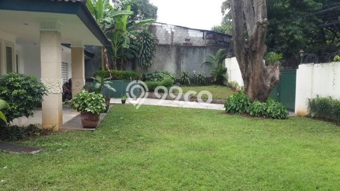 Ready to Use! Luxury House LT 898m2 Desain Elegan di Kemang Ready to Use! Luxury House LT 898m2 Desain Elegan di Kemang