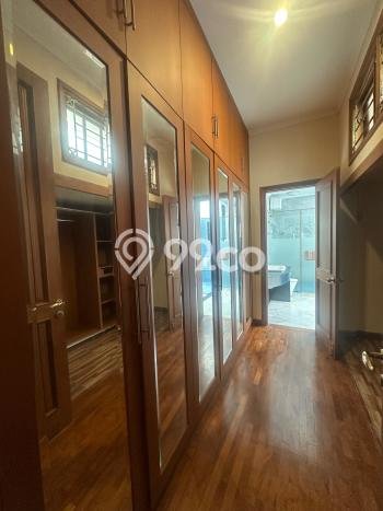 Disewakan Rumah Harga Terjangkau di Kemang Jakarta Selatan dengan 4 Kamar Tidur Disewakan Rumah Harga Terjangkau di Kemang Jakarta Selatan dengan 4 Kamar Tidur