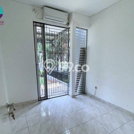 Rumah Strategis kawasan , 3 KM, Lingkungan Nyaman, LT 180m2m² Bangunan 200m2m² Rumah Strategis kawasan , 3 KM, Lingkungan Nyaman, LT 180m2m² Bangunan 200m2m²