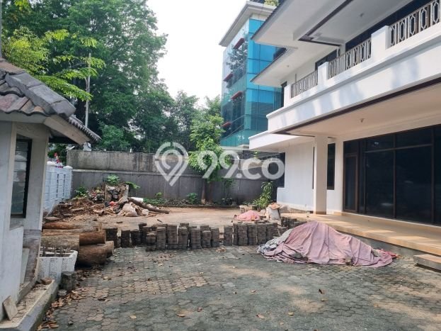 Lokasi strategis! Rumah siap huni dikontrakkan di Mampang Prapatan LB 600m2 Lokasi strategis! Rumah siap huni dikontrakkan di Mampang Prapatan LB 600m2