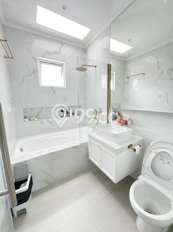 Jual Rumah Luas Megah Dengan View Eksklusif di Green Lake City, Jakarta Barat Jual Rumah Luas Megah Dengan View Eksklusif di Green Lake City, Jakarta Barat