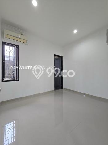 Rumah Luas Asri 3 KT Siap Pakai di Kemang Jakarta Selatan Rumah Luas Asri 3 KT Siap Pakai di Kemang Jakarta Selatan