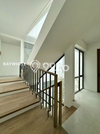 Ready to Use! Luxury House LT 144m2 Desain Elegan di Pondok Labu Ready to Use! Luxury House LT 144m2 Desain Elegan di Pondok Labu