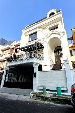 Dijual Rumah Luas Megah Dengan View Eksklusif di Permata Buana, Jakarta Barat Dijual Rumah Luas Megah Dengan View Eksklusif di Permata Buana, Jakarta Barat