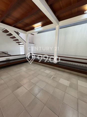 Disewakan! Rumah 3 Kamar Tidur &
3 Kamar Mandi di Pakubuwono, Jakarta Selatan Disewakan! Rumah 3 Kamar Tidur &
3 Kamar Mandi di Pakubuwono, Jakarta Selatan