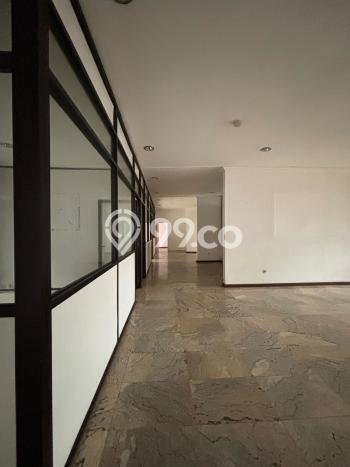 Sewa Rumah Nyaman LT 1027m2 / LB 650m2 di Kemang, Jakarta Selatan Sewa Rumah Nyaman LT 1027m2 / LB 650m2 di Kemang, Jakarta Selatan