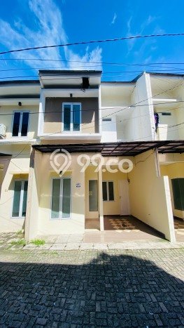 Disewakan! Rumah 3 Kamar Tidur &
3 Kamar Mandi di Kemang, Jakarta Selatan Disewakan! Rumah 3 Kamar Tidur &
3 Kamar Mandi di Kemang, Jakarta Selatan
