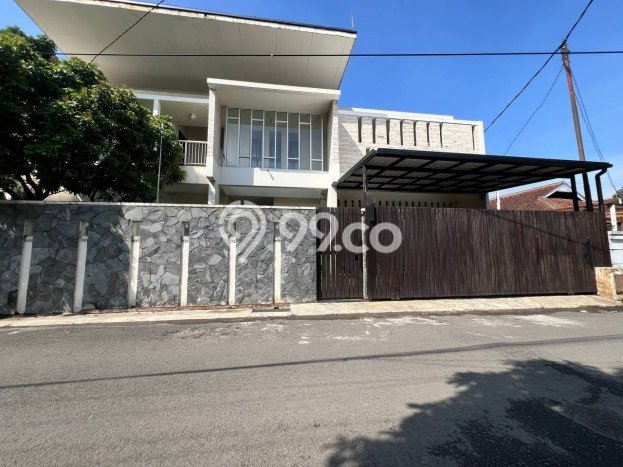 Ready to Use! Premium House LT 388m2 Desain Elegan di Buah Batu Ready to Use! Premium House LT 388m2 Desain Elegan di Buah Batu